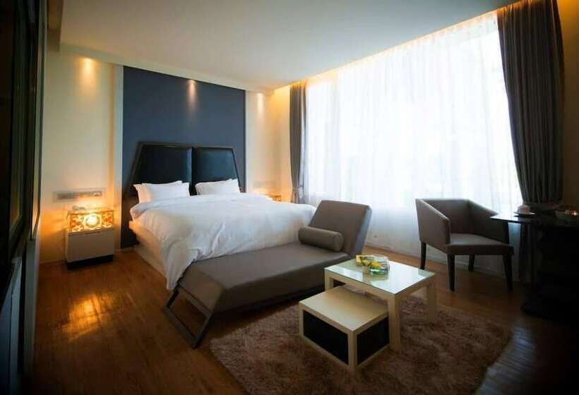 수피리어 룸, The Beverly Hills