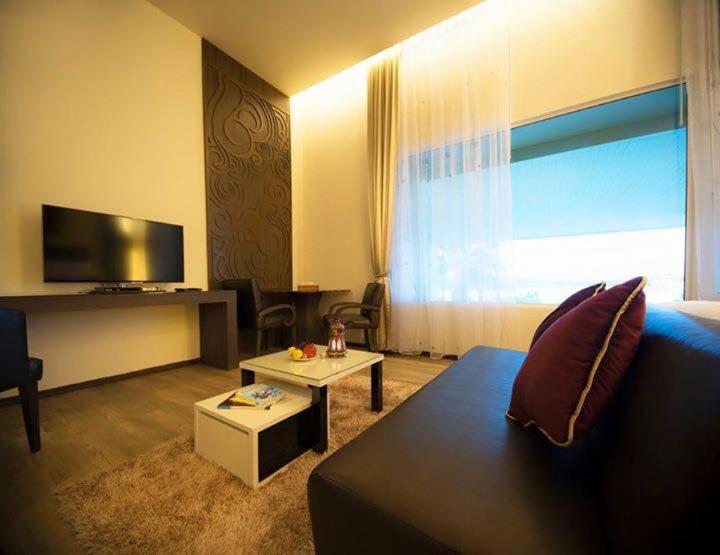 수피리어 룸, The Beverly Hills