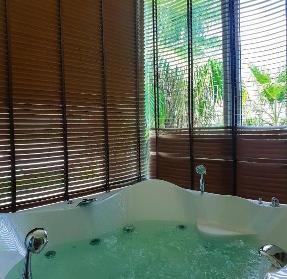 Семейный Номер, The Beverly Hills