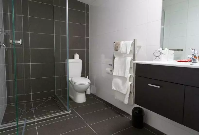 استودیو استاندارد با تخت کینگ, 538 Great King Motel
