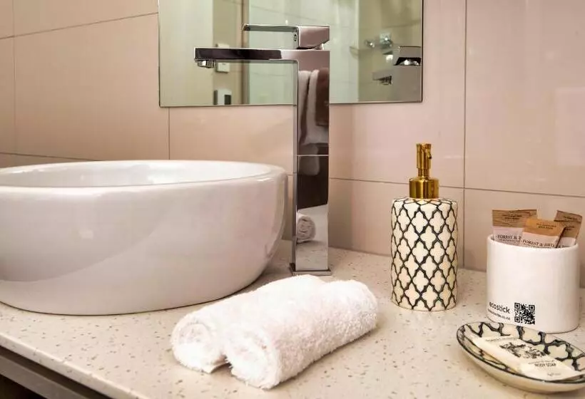 1 Bedroom Penthouse Apartment, 538 Great King Motel
