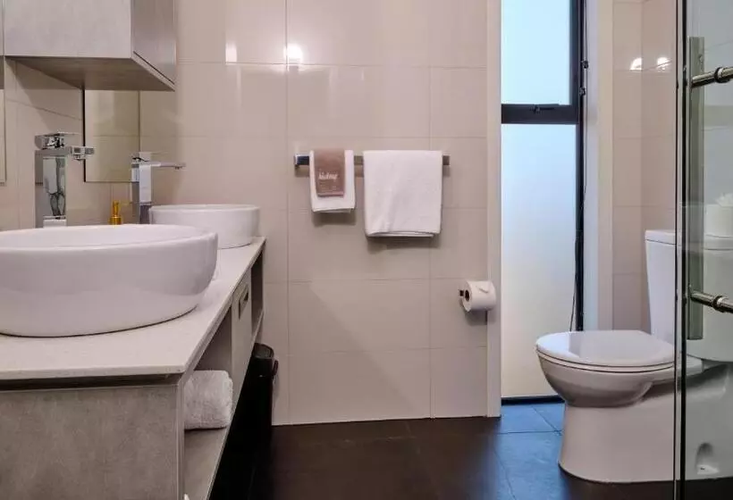 1 Bedroom Penthouse Apartment, 538 Great King Motel