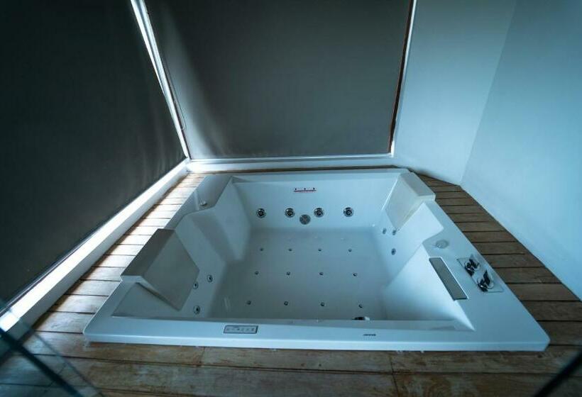 Полулюкс, Amaranthe Bay Resort & Spa