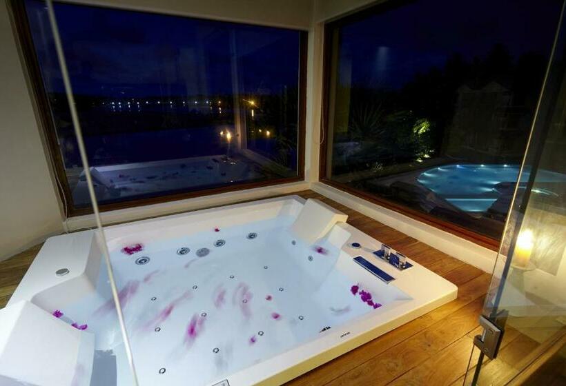 Полулюкс, Amaranthe Bay Resort & Spa