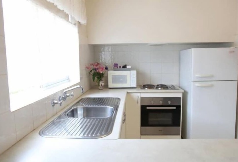 דירת שני חדרים, Carnegie Motor Inn