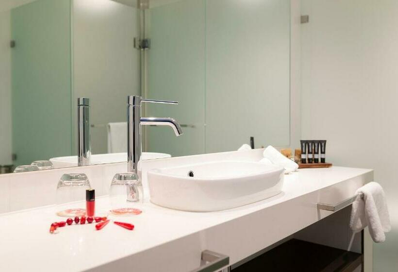 スタンダードスタジオ, East Hotel And Apartments