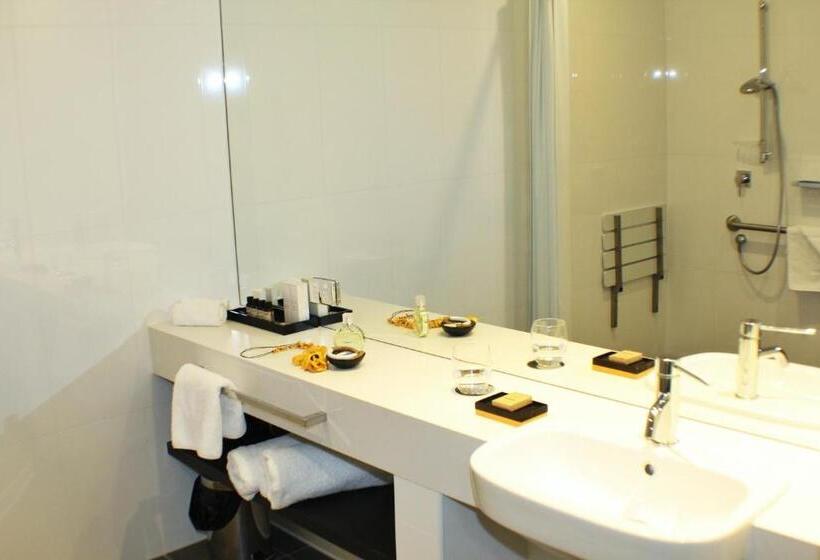 身障者適用スタンダードルーム, East Hotel And Apartments