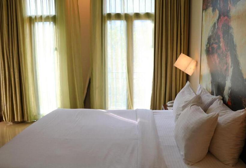 شقة غرفة واحدة, The Waterfront Shaw  Lavasa