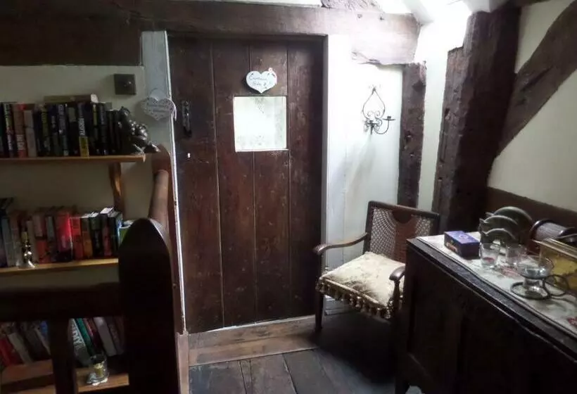 スイート, Walford Court