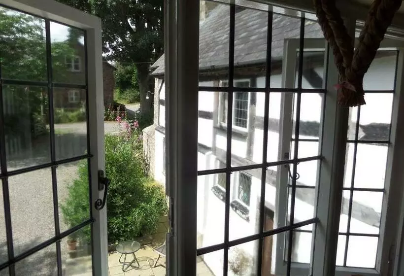 スイート, Walford Court
