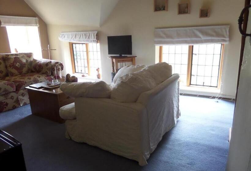 스위트, Walford Court