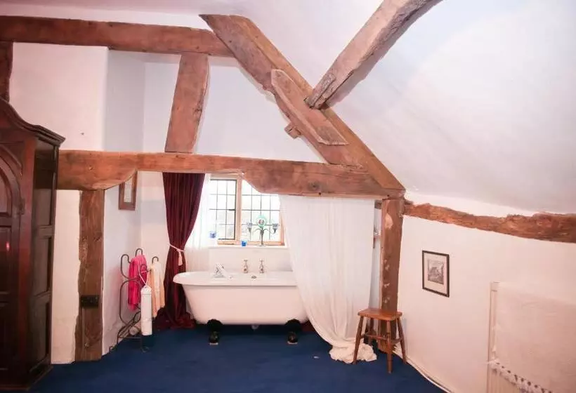 デラックススイート, Walford Court