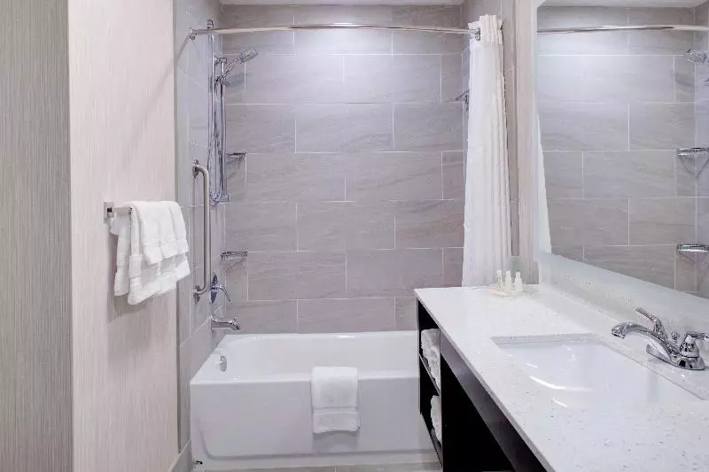 キングサイズベッドのスイートルーム, Holiday Inn Windsor   Wine Country, An Ihg