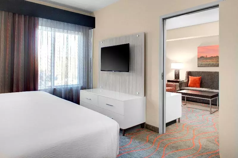 キングサイズベッドのスイートルーム, Holiday Inn Windsor   Wine Country, An Ihg