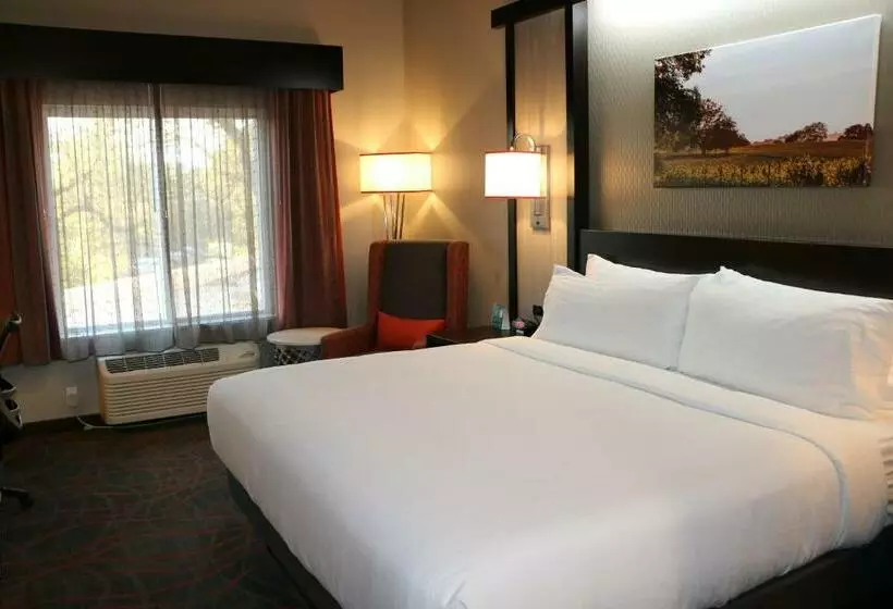 キングサイズベッドのデラックスルーム, Holiday Inn Windsor   Wine Country, An Ihg