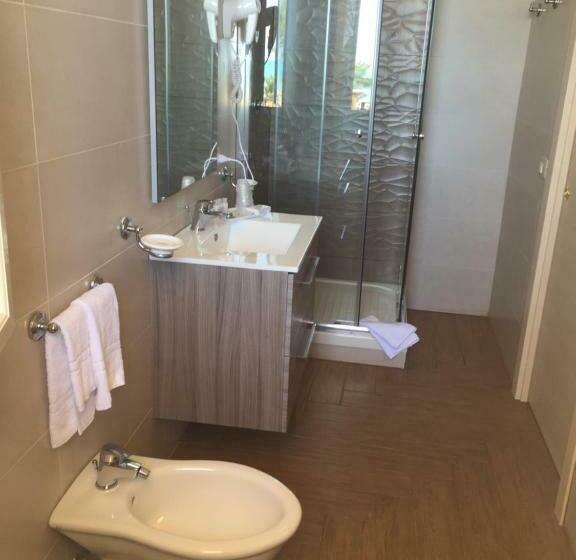 جناح جونيور مطلّ علي البحر, Riviera Palace