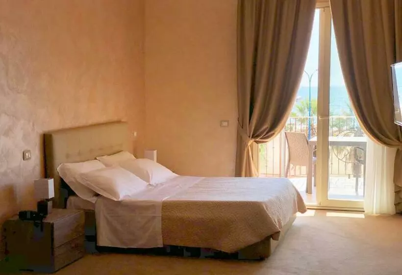 سوییت جونیور با چشم‌انداز دریا, Riviera Palace