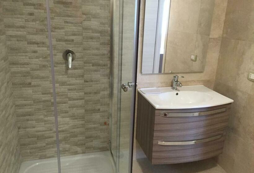 غرفة قياسية ثلاثية, Riviera Palace