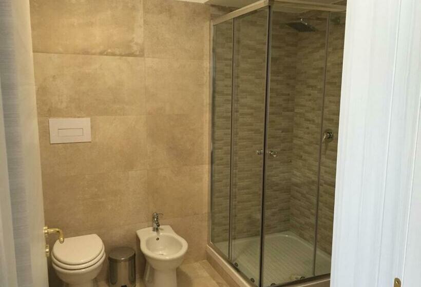 غرفة قياسية ثلاثية, Riviera Palace