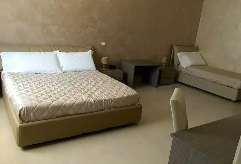 اتاق استاندارد سه نفره, Riviera Palace