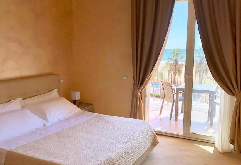 سوییت جونیور با چشم‌انداز دریا, Riviera Palace