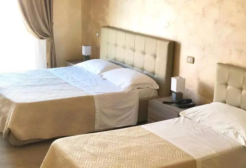 اتاق استاندارد سه تخته با بالکن, Riviera Palace