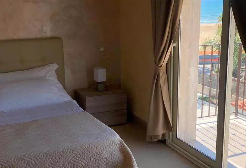 اتاق لوکس با چشم‌انداز دریا, Riviera Palace