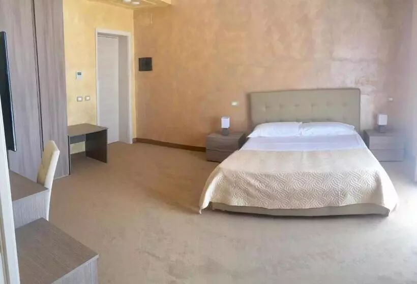 اتاق لوکس با چشم‌انداز دریا, Riviera Palace
