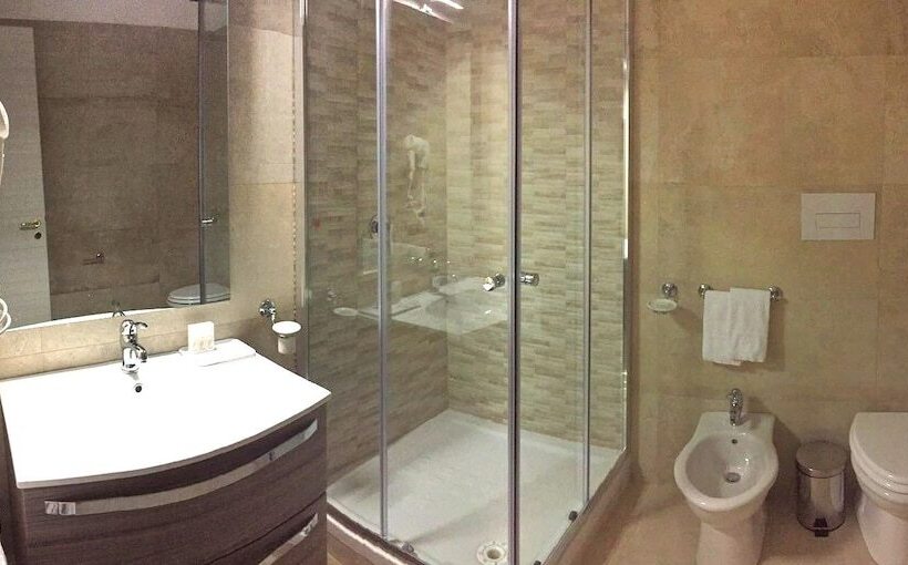 غرفة قياسية ثلاثية, Riviera Palace