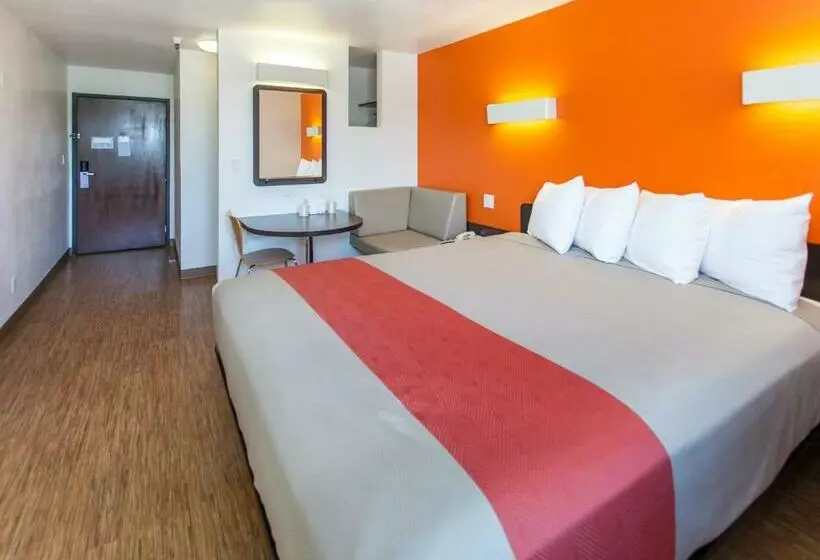 اتاق استاندارد با تخت بزرگ, Motel 6 Hollywood