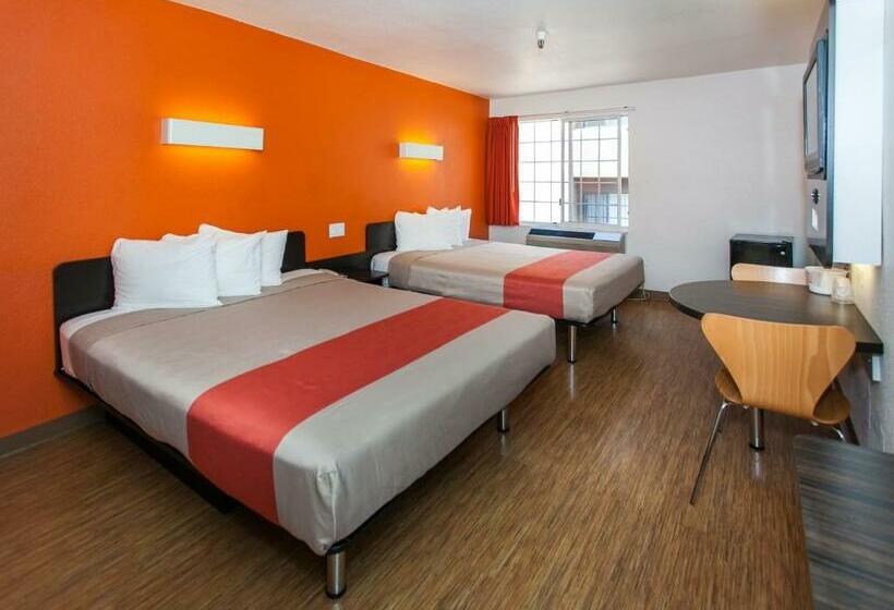 غرفة قياسية, Motel 6 Hollywood