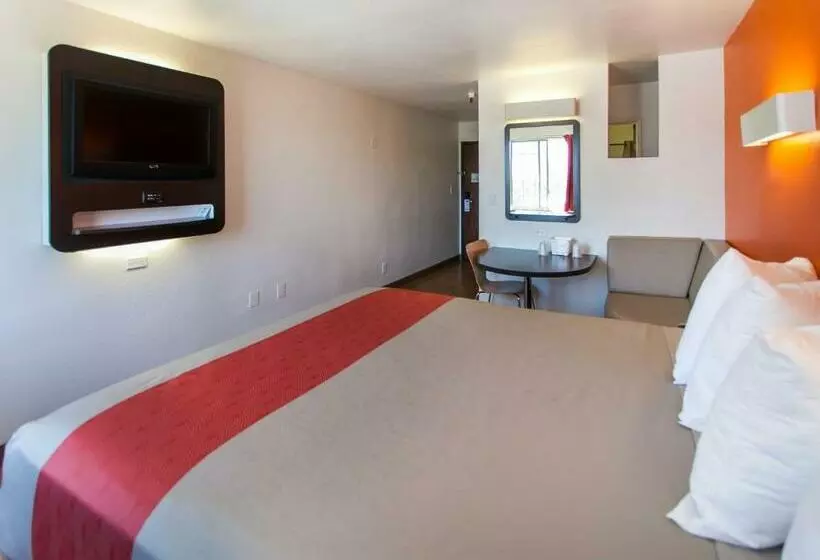 اتاق استاندارد با تخت بزرگ, Motel 6 Hollywood