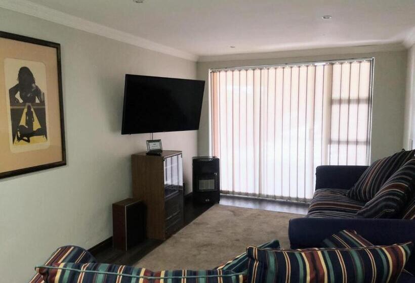 1 Sovrums Ekonomisk Lägenhet, Restawhile Guest House  Pretoria