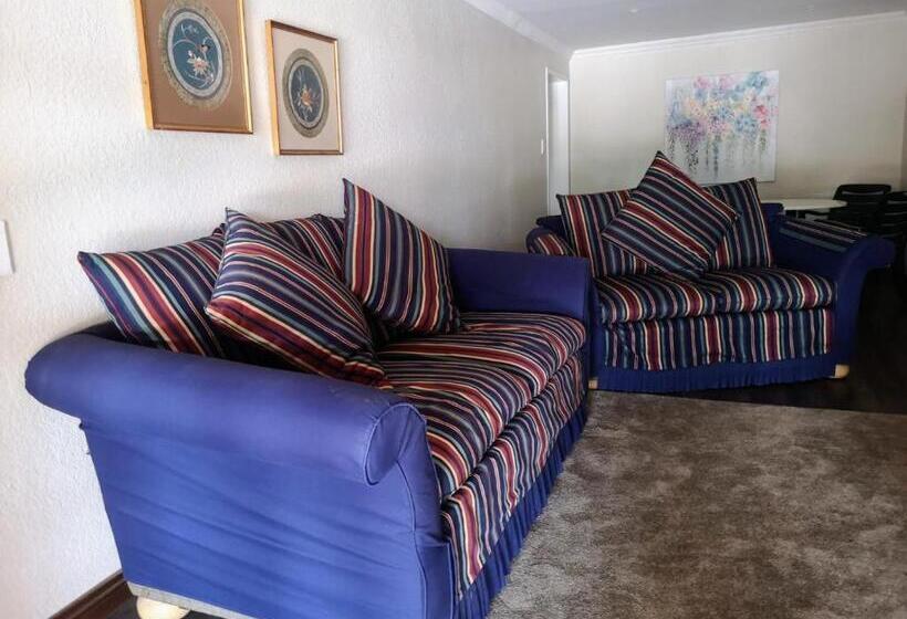 1 Sovrums Ekonomisk Lägenhet, Restawhile Guest House  Pretoria