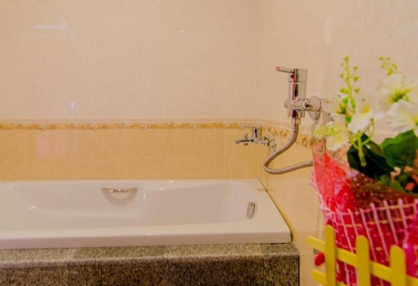 اتاق لوکس با تخت بزرگ, Phaithong Sotel Resort