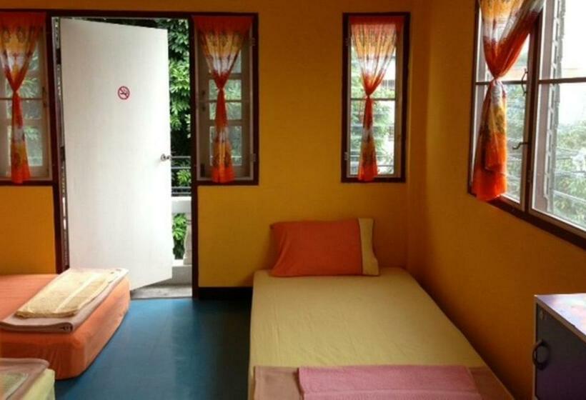 מיטה בחדר מעונות עם מקלחת משותפת, Just Chill Inn