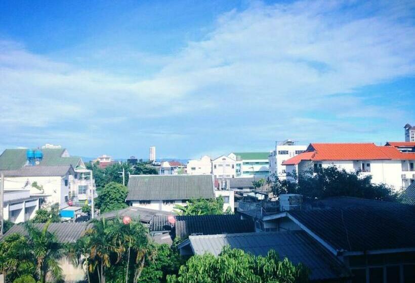 מיטה בחדר מעונות עם מקלחת משותפת, Just Chill Inn