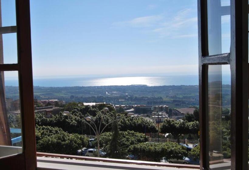 Люкс Вид на Море, La Finestra Sulla Valle