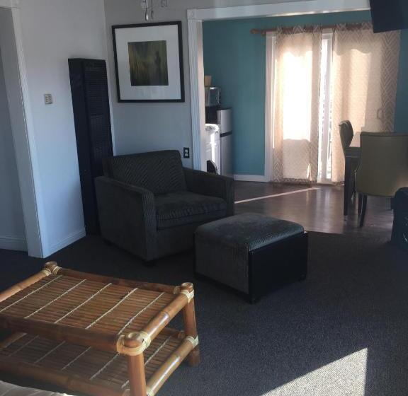 جناح مطلّ علي البحر, Dolphin Cove Motel