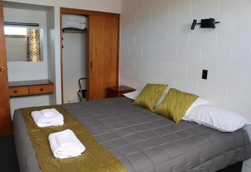 חדר משפחתי, Elmore Lodge Motel