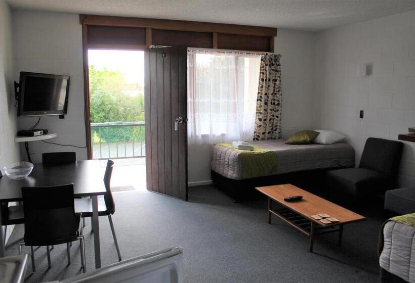 חדר משפחתי, Elmore Lodge Motel