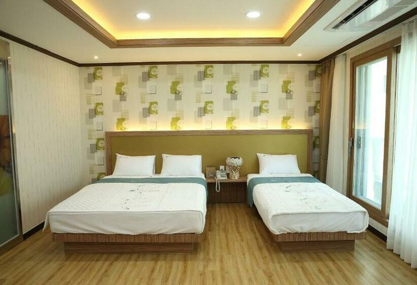 חדר סטנדרט לשלושה, Arisu Gyeongju