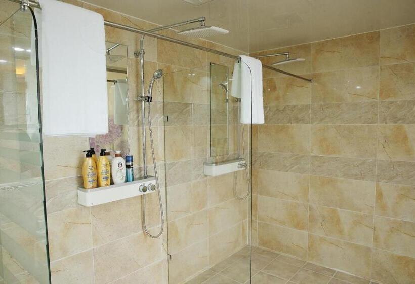 חדר משפחתי, Arisu Gyeongju