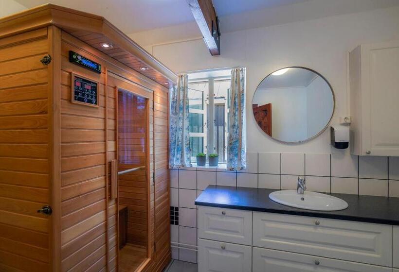 اتاق خانوادگی, Hlid Fisherman S Village