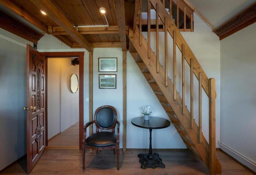 اتاق خانوادگی, Hlid Fisherman S Village