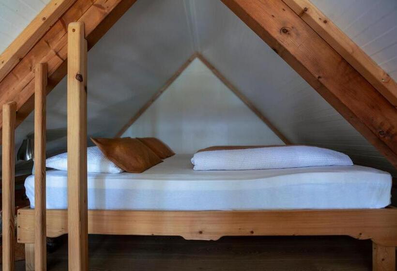 اتاق خانوادگی, Hlid Fisherman S Village