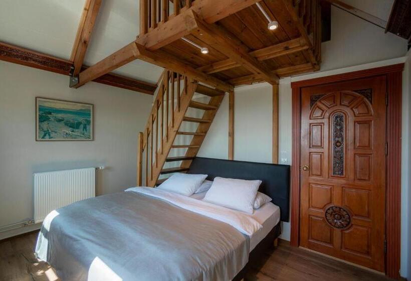 اتاق خانوادگی, Hlid Fisherman S Village