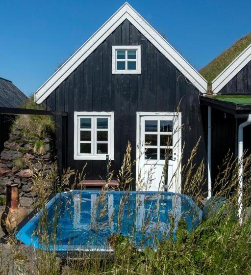 اتاق خانوادگی, Hlid Fisherman S Village