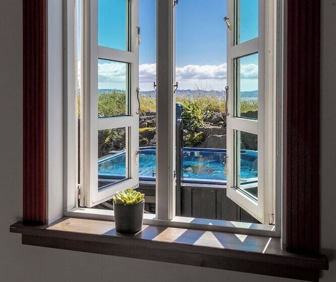 اتاق خانوادگی, Hlid Fisherman S Village