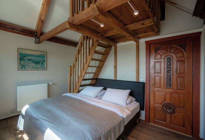 اتاق خانوادگی, Hlid Fisherman S Village